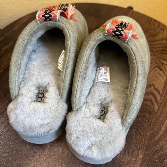 UGG Kids Size 3 - Picture 2 of 3